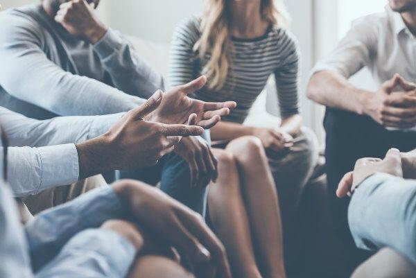 Personas hablando donde una de ellas sufre Introversión con ansiedad de alto funcionamiento