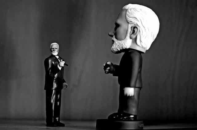 Estatuas de Freud fumando una enfrente de la otra