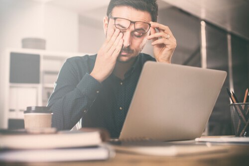 Homme paresseux devant l'ordinateur représentant ces jours où tout peut