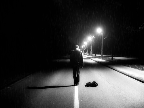 Hombre que se siente vacío caminando solo