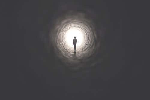 Hombre caminando en un túnel 