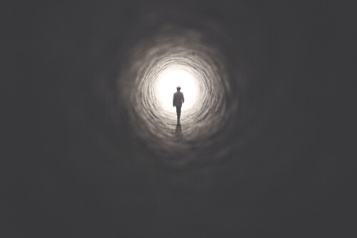 Hombre caminando en un túnel