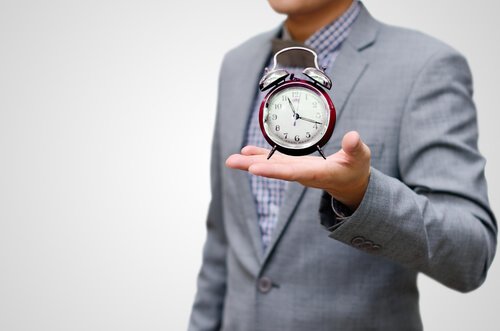 Hombre con un reloj simbolizando vivir el presente