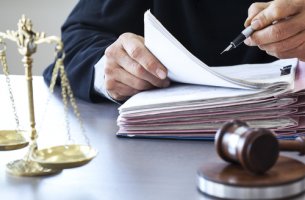 Juez solicitando un experto en psicología forense