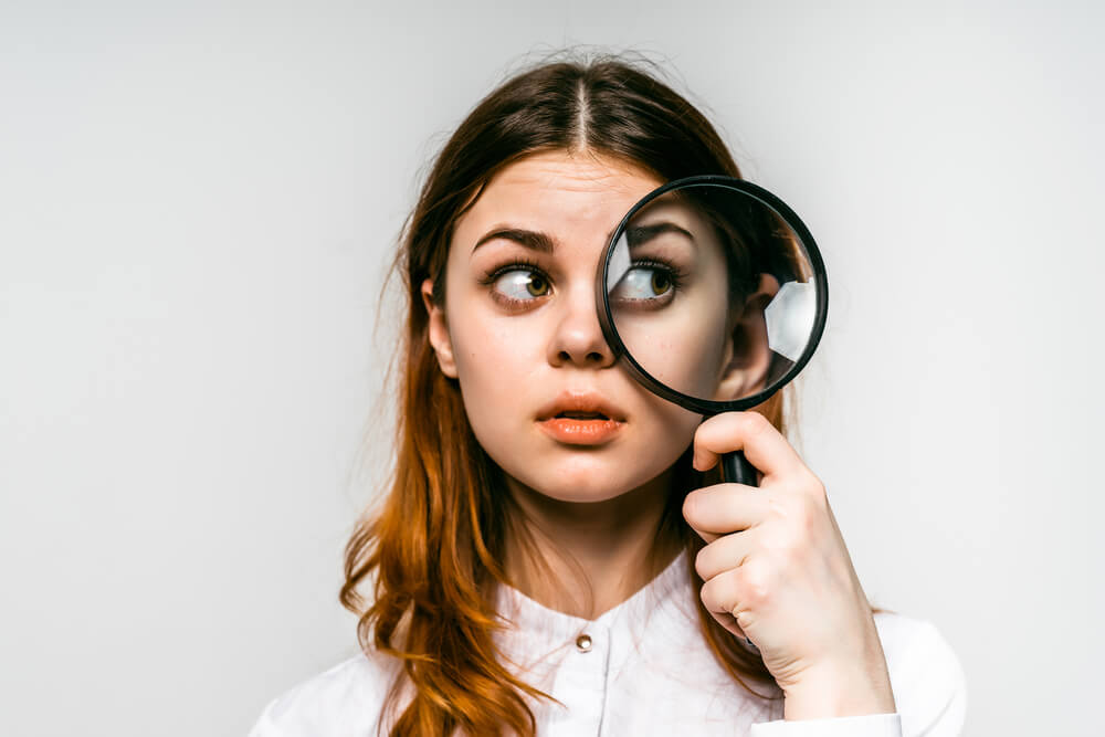 femme avec loupe