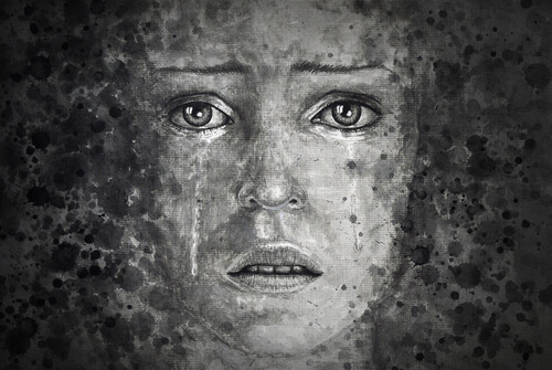 Mujer con ojos llenos de melancolía