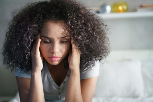 Mujer controlando su estrés para resolver los conflictos