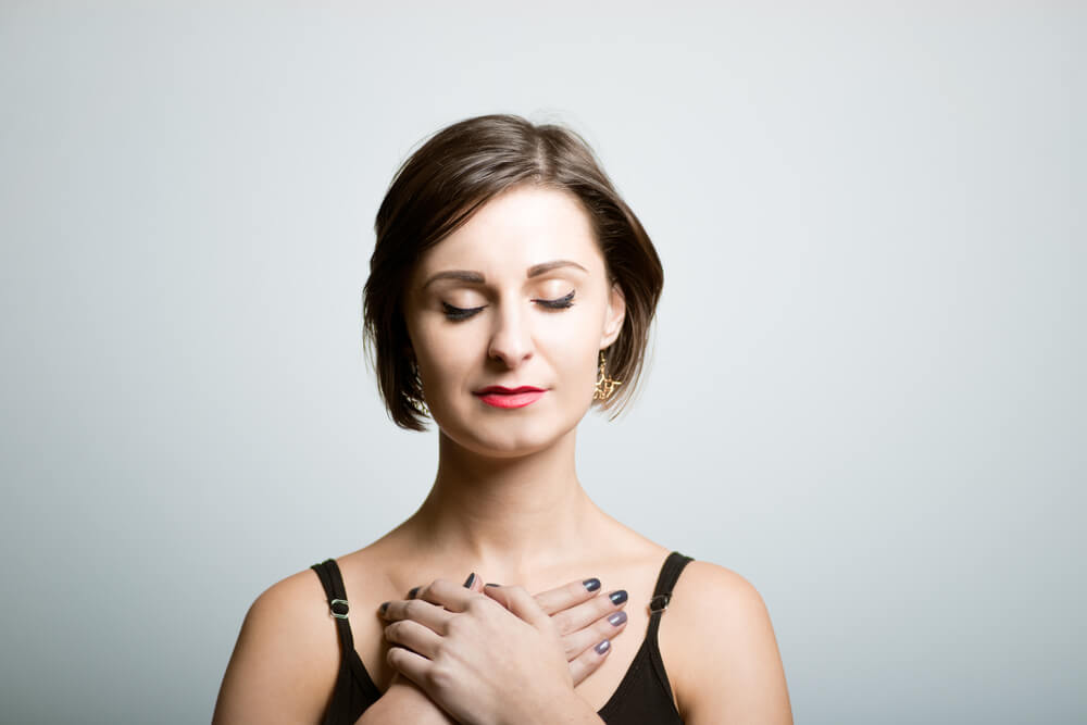 Mujer cuidando de sí misma