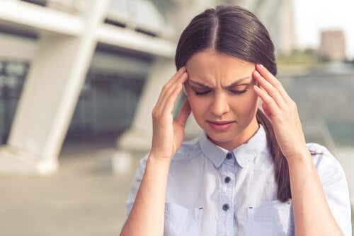 Mujer estresada con ruido en su cabeza