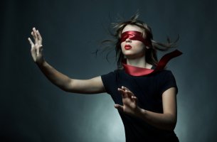Mujer ojos vendados mala suerte