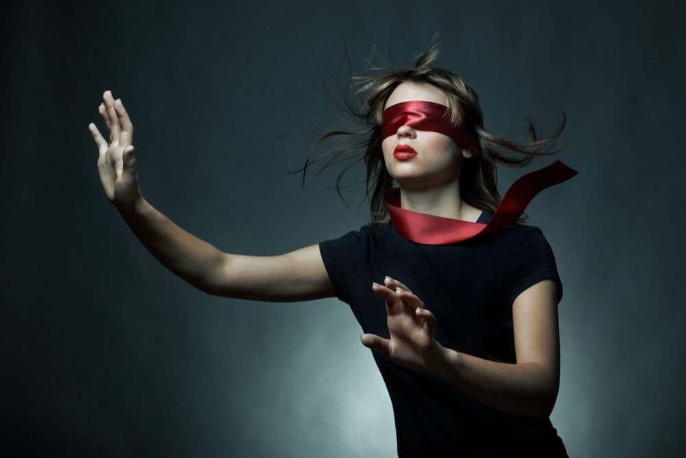 Mujer ojos vendados mala suerte