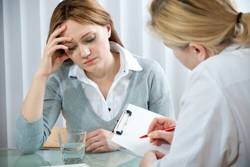 Mujer preocupada hablando con su médica