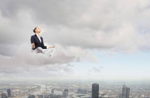 Mujer sobre una nube