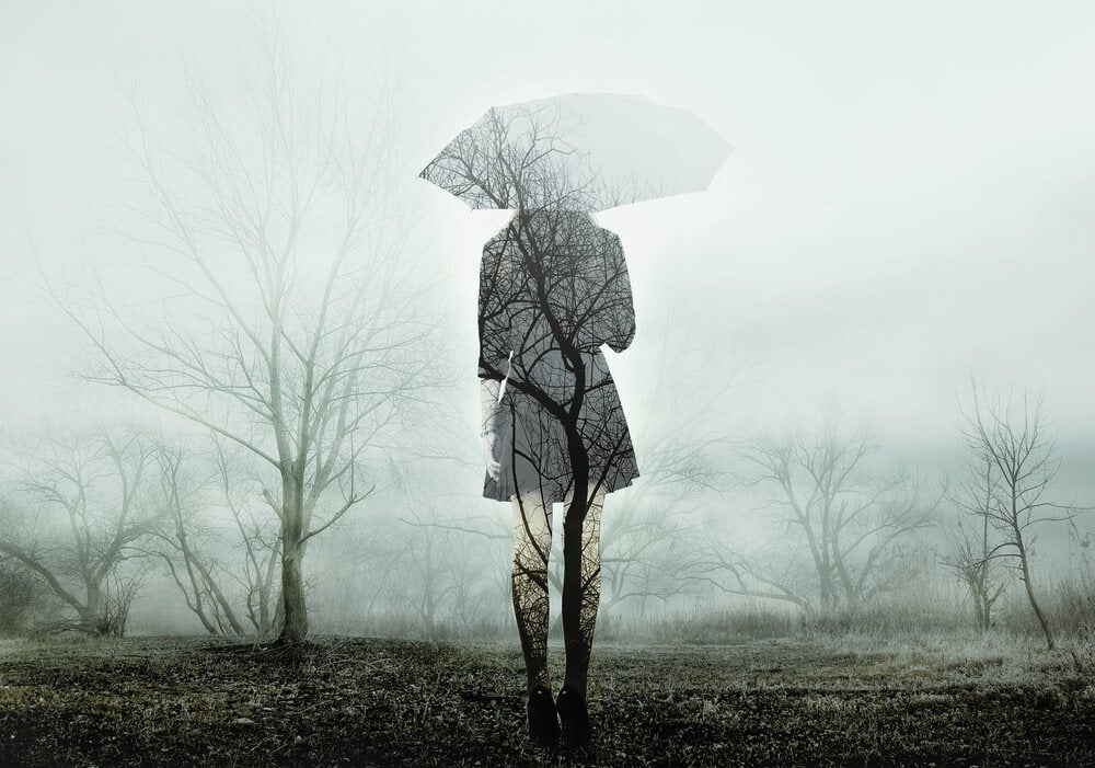 Mujer triste con paraguas