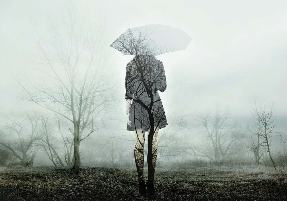 Mujer triste con paraguas