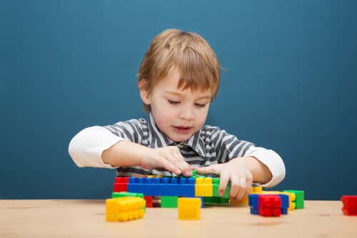 Niño jugando con piezas de construcción