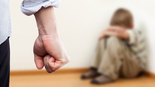 Niño agredido por su padre