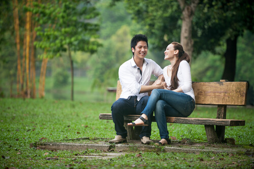 Expareja hablando porque en su relación quedan cenizas