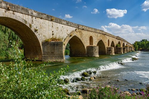 Río atravesando puente