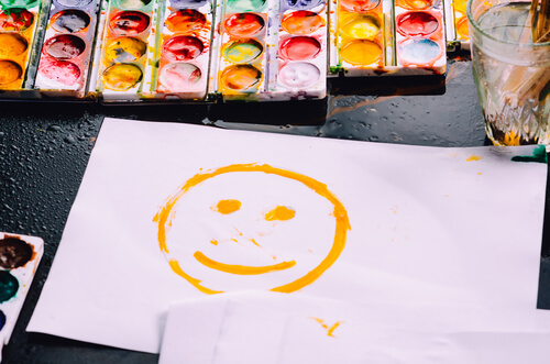 Cara feliz pintada para animarte a lograr el control de tu vida
