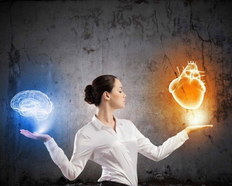 Mujer con u n corazón y un cerebro en las manos