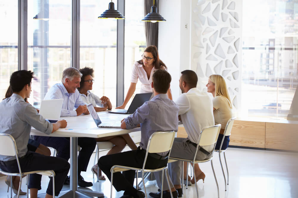 Jefe con empleados