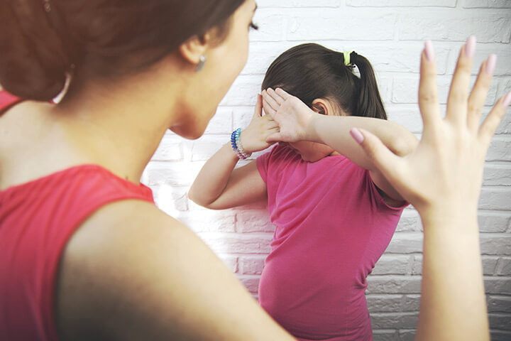 Madre pega a su hija