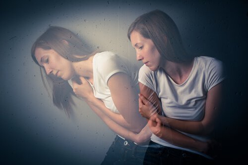Mujer con ansiedad por efecto del trastorno de despersonalización