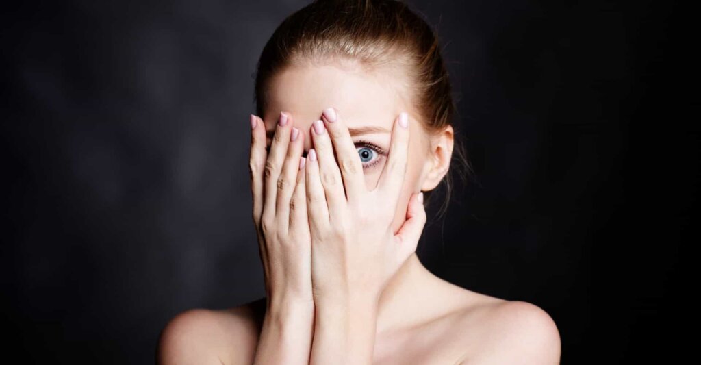 Mujer cubriéndose el rostro