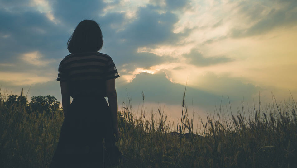 Mujer emocionalmente distante simbolizando las frases de Walt Whitman