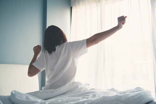 Kvinde strejker sig på seng