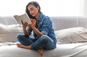Mujer leyendo los libros de autoayuda