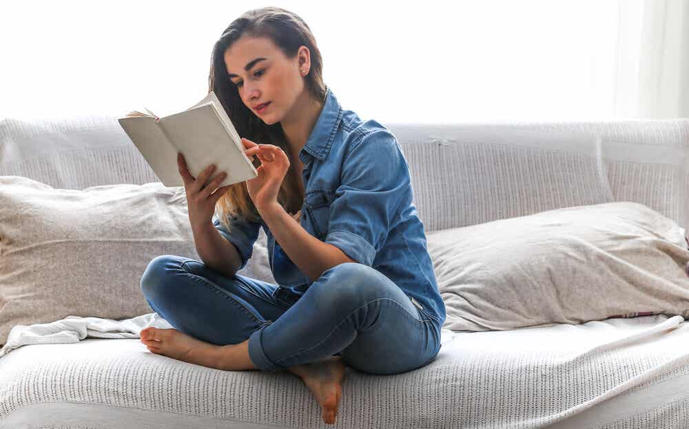Mujer leyendo libros para vencer la ansiedad