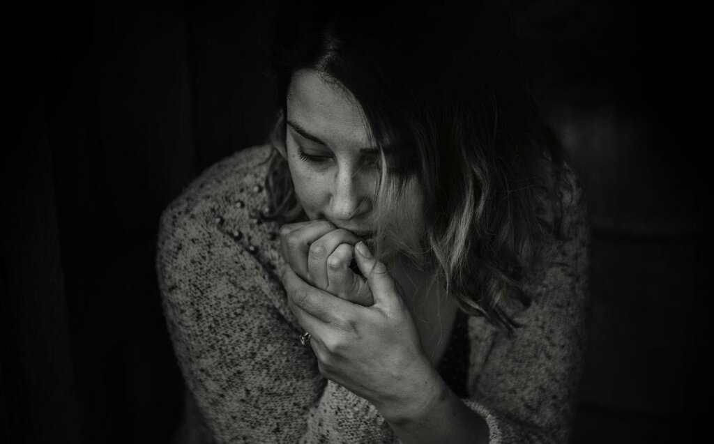 mujer preocupada y deprimida