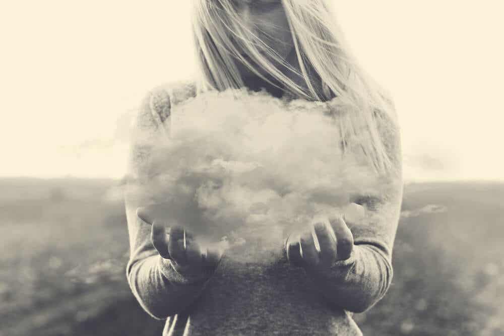 Mujer con una nube en las manos para representar cómo transformar pensamientos negativos en positivos