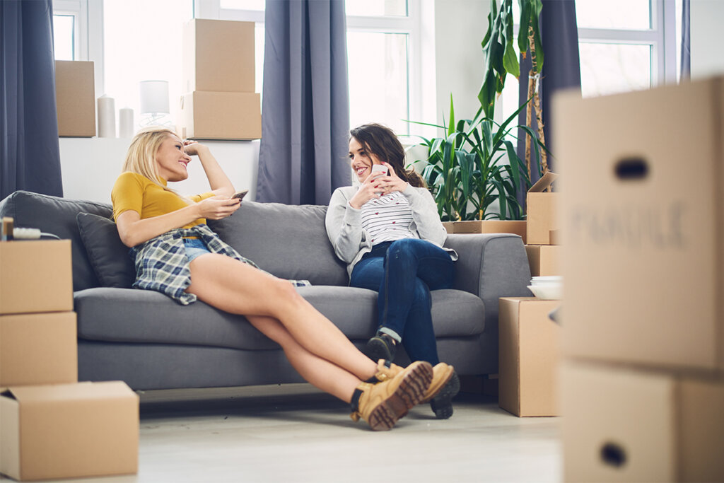 Mujeres sentadas hablando