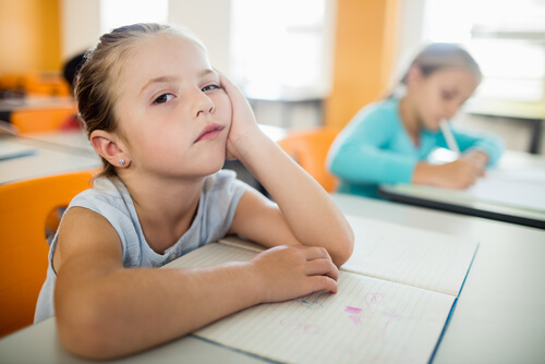 Niña aburrida por los juicios de valor que le han hecho