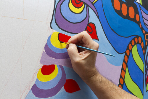 Mano hombre pintando
