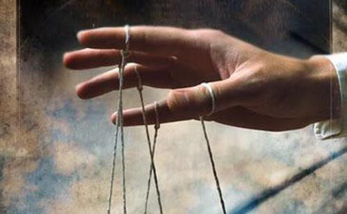 Mano dirigiendo cuerdas de títeres