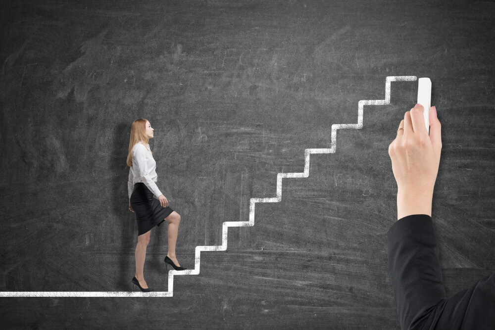 mujer ascendiendo para representar el principio de Peter