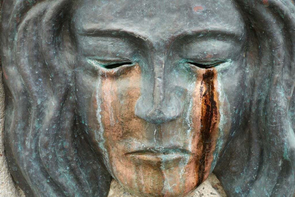 escultura mujer llorando