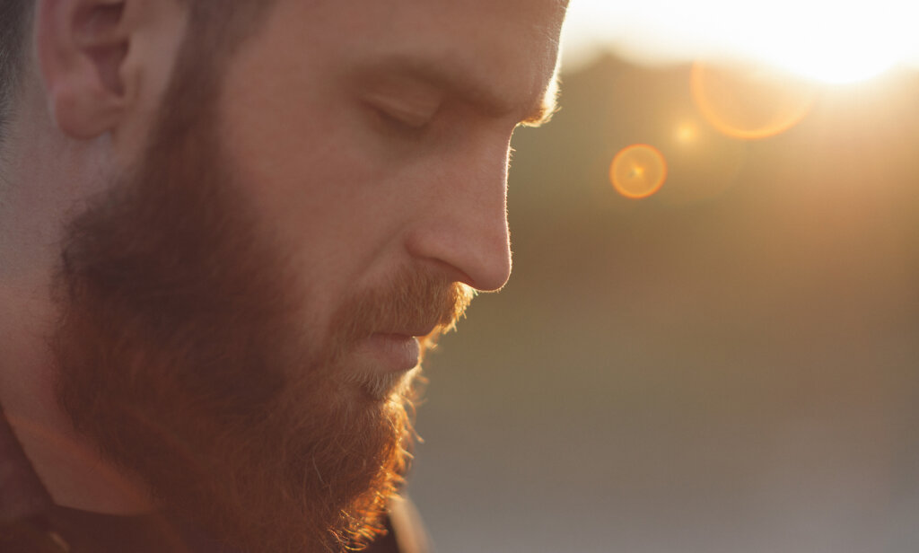 Hombre reflexionando con los ojos cerrados