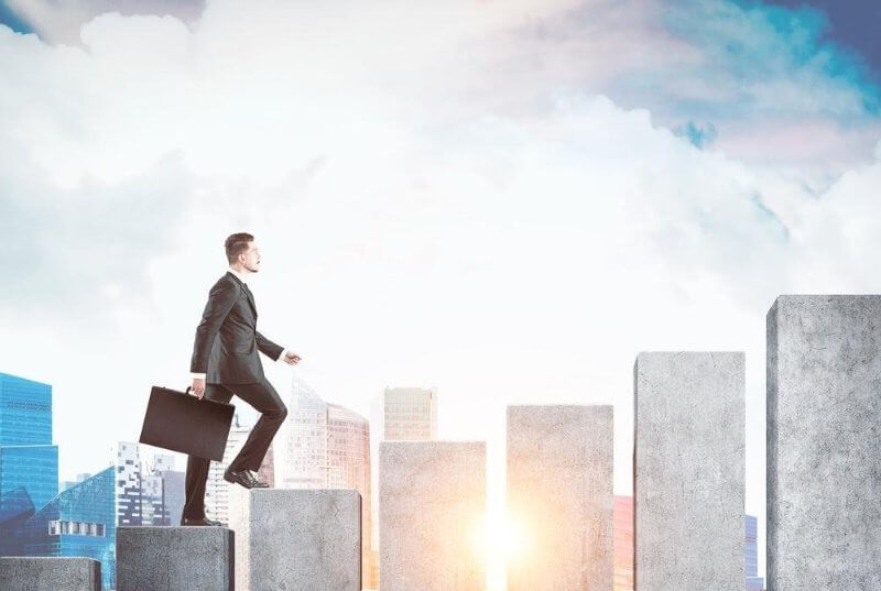 Hombre caminando hacia el éxito