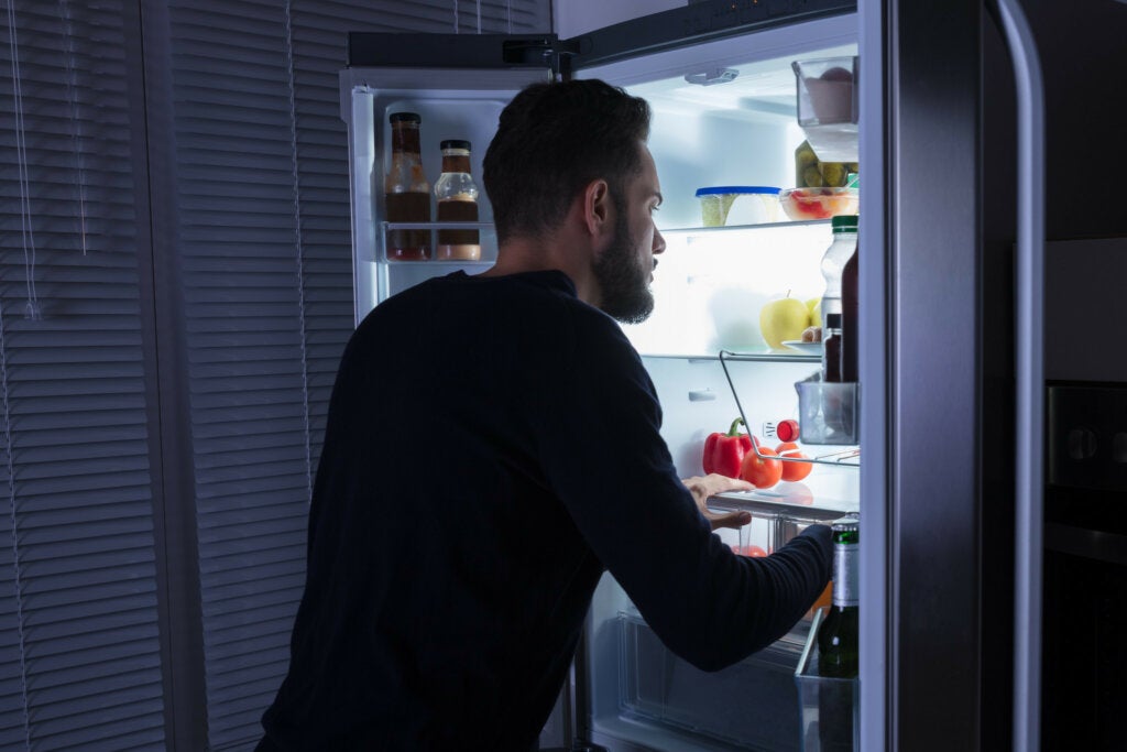 Homem assaltando a geladeira