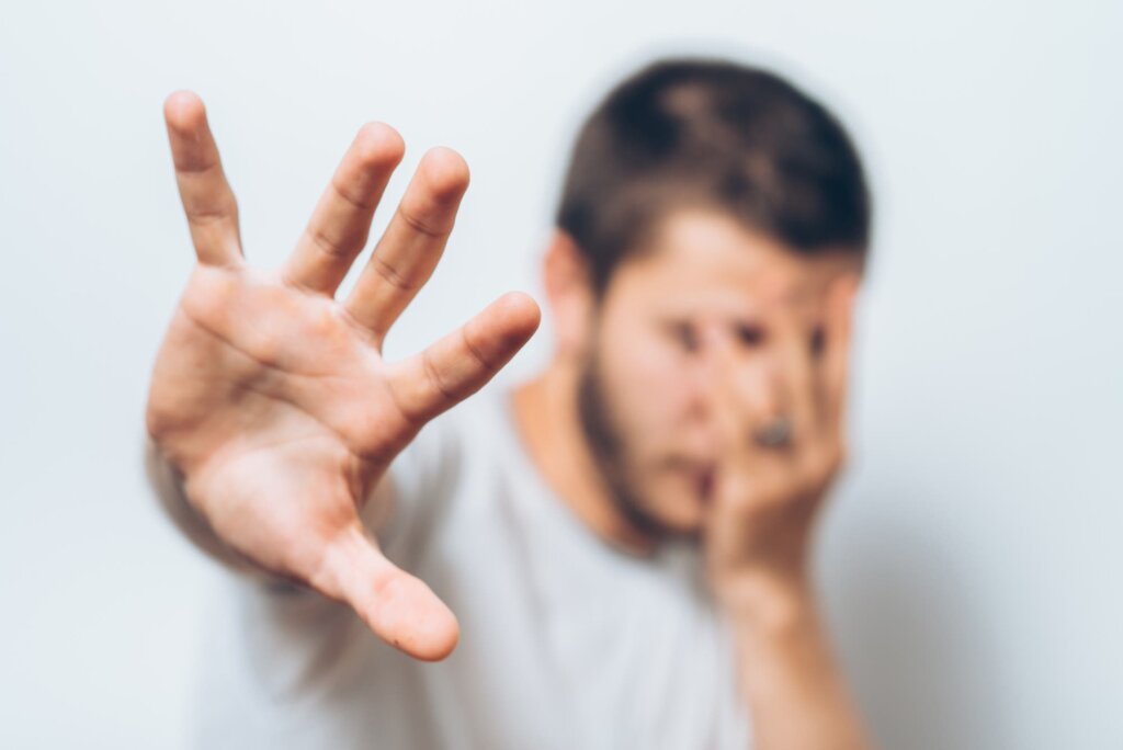 Hombre con pánico al pensar en los principales trastornos de la personalidad