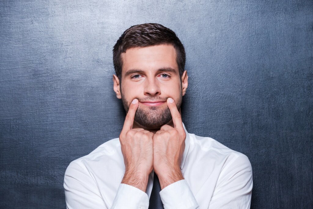 Hombre con sonrisa falsa