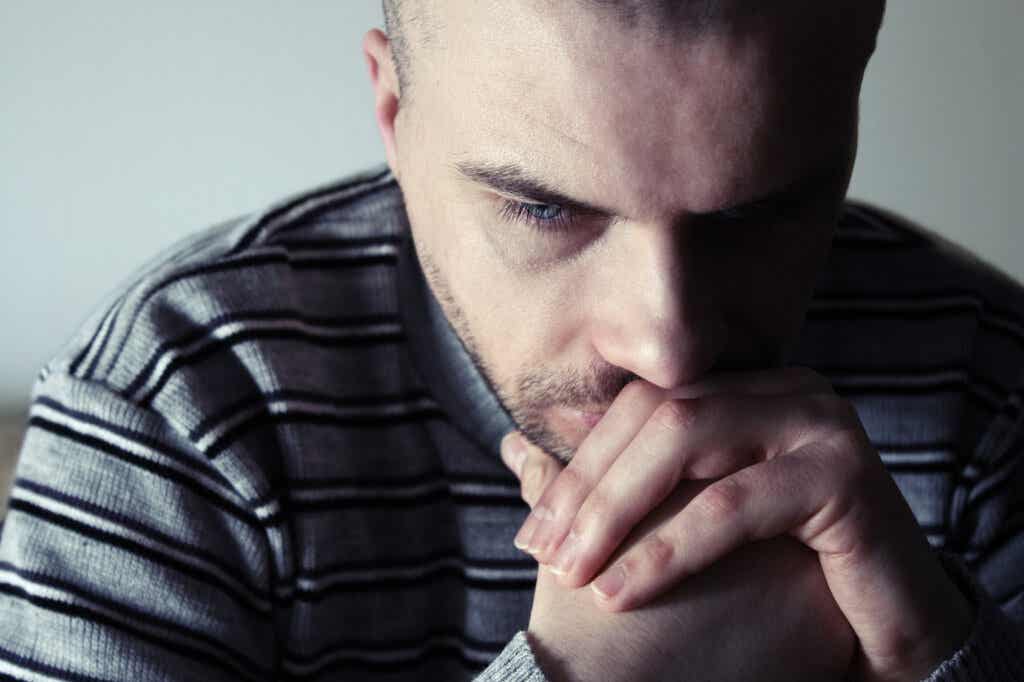Man som lider av effekterna av komplext posttraumatiskt stressyndrom