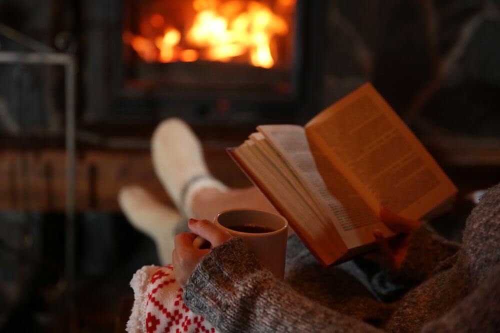Leer junto a la chimenea