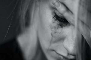 Mujer con sentimientos negativos