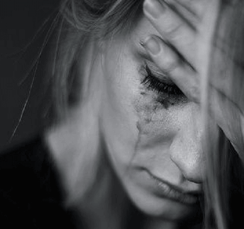 Mujer con sentimientos negativos